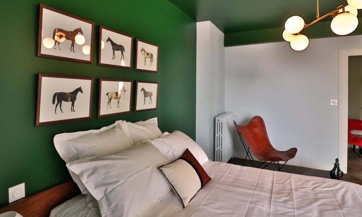 Montbron Hotel | Chambre Brontë - shared shower room