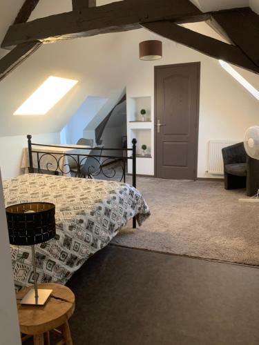 La Menitre Apartment | Chambre chaleureuse avec accès indépendant et sanitaires indépendants