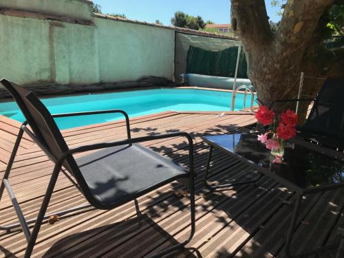 13th Arrondissement House | Chambre climatisée avec sdb privée dans une villa avec piscine ouverte d'avril à mi octobre