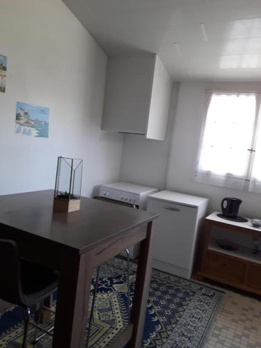 Saint-Lunaire House | Chambre, cuisine ,coin exterieur privatif