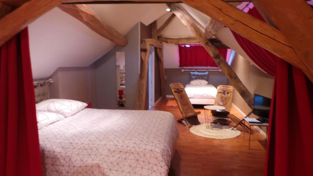 Saint-Ouen-les-Vignes Bed & Breakfast | chambre d'hôtes mansardée