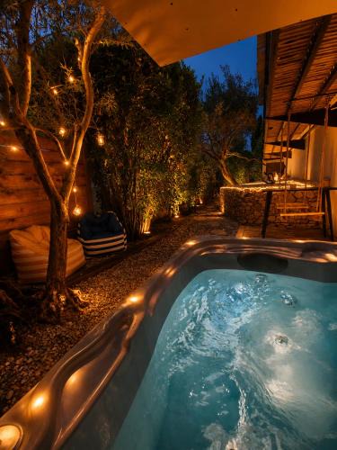 Allauch Bed & Breakfast | Chambre d'hôte Cigale jacuzzi et jardin privé