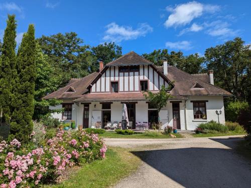 Ligny-le-Ribault Bed & Breakfast | Chambre d'hôtes "Perle", Communs de Bon Hôtel