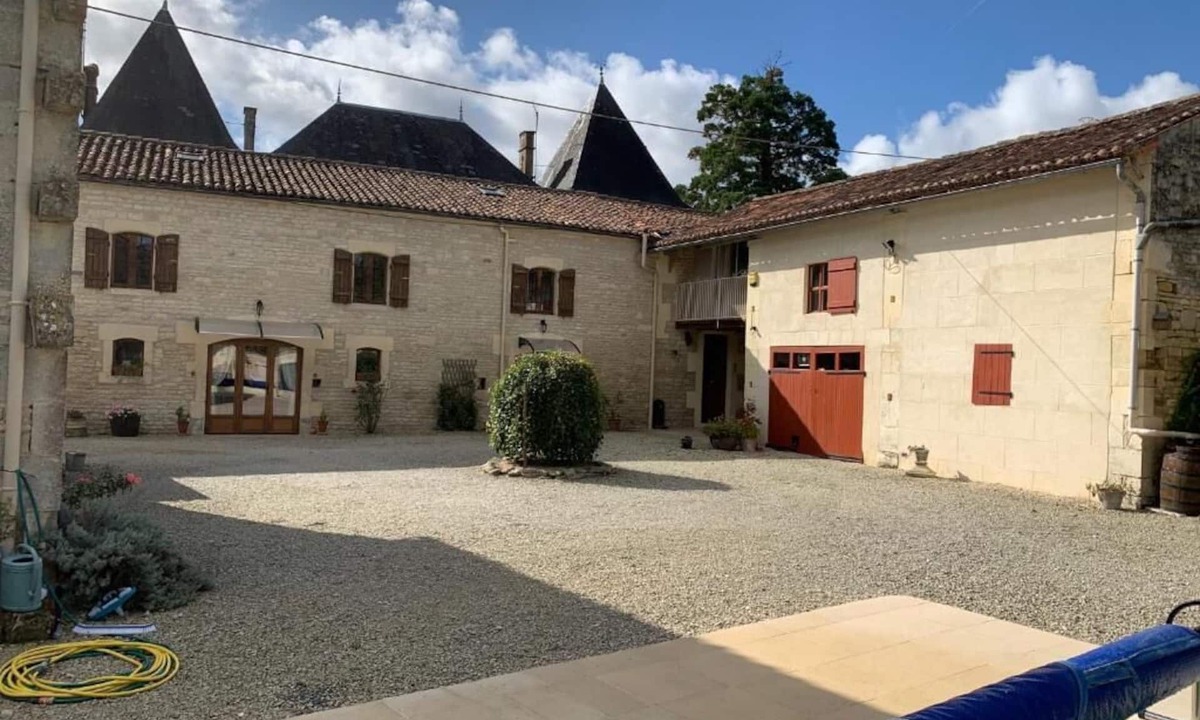 Aujac Bed & Breakfast | Chambre d'hôtes Les Cygnes Noirs