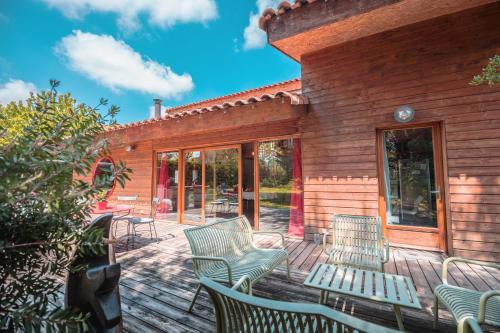 Arzens Bed & Breakfast | Chambre d’Hôtes Neptune Wood