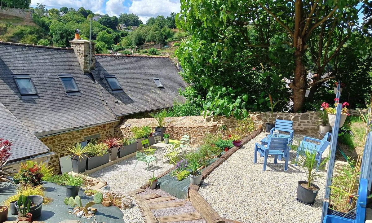 Lanvallay Bed & Breakfast | Chambre D'hote Familiale de la Maison Bleue