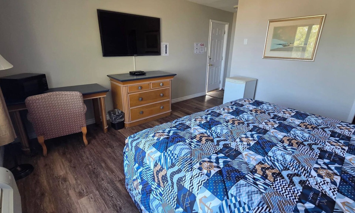 Petit-Rocher Hotel | Chambre dans le quartier accueillant du Petit Rocher, avec climatisation
