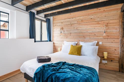 Charlieu Apartment | Chambre de caractère balnéo duo & vue toits