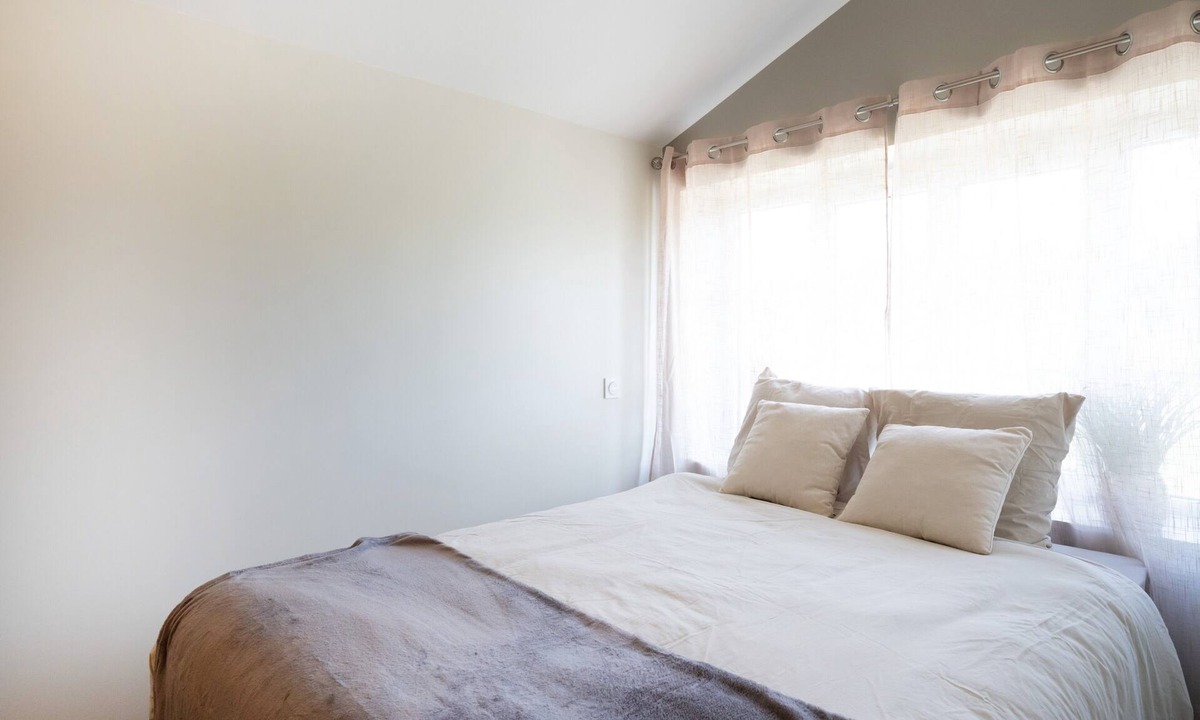 Arx Bed & Breakfast | "Chambre de Laluby" Room with Jacuzzi and Air Conditioning