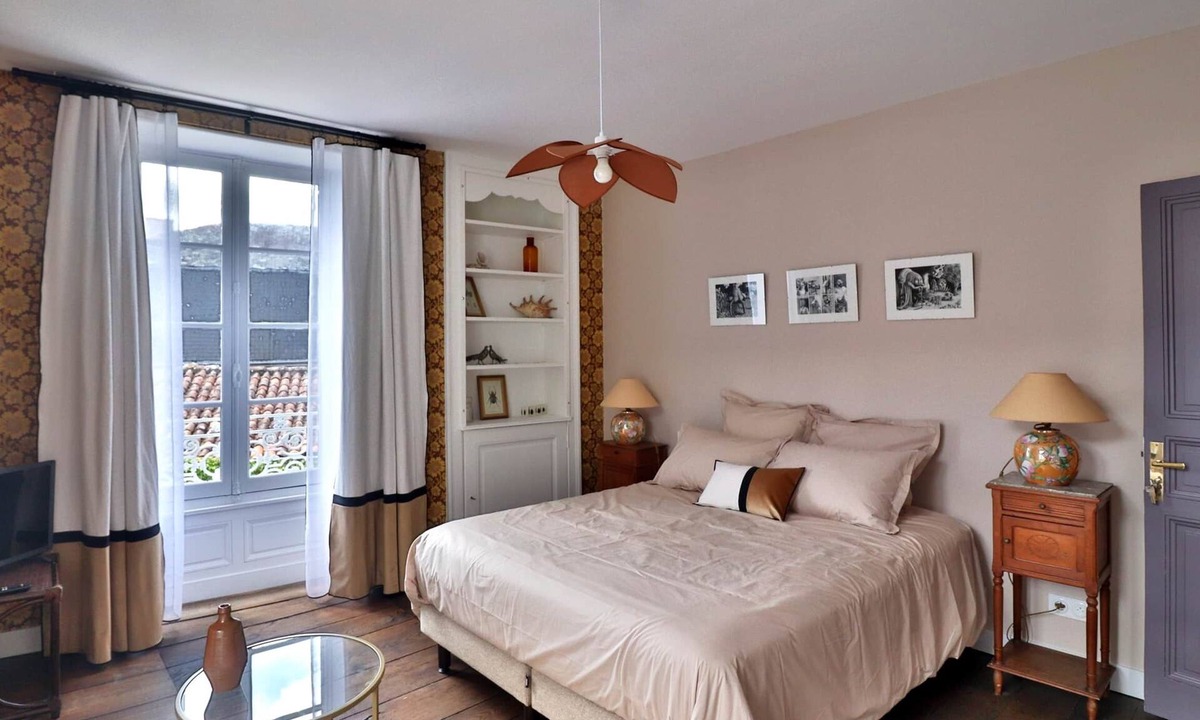 Montbron House | Chambre des curiosités - shared bathroom