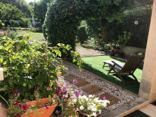 Quillan House | chambre et salle de bain privé s'ouvrant sur terrasse, jardin et cuisine d'été