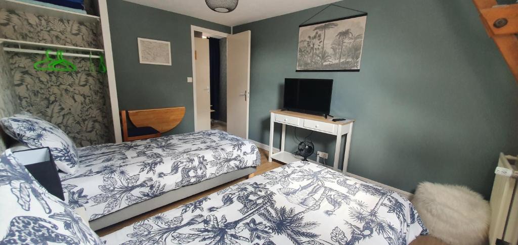 Saint-Quentin-sur-le-Homme Bed & Breakfast | CHAMBRES D'HOTES AVEC PISCINE AUX AGAPANTHES DE CROMEL - Mont Saint Michel