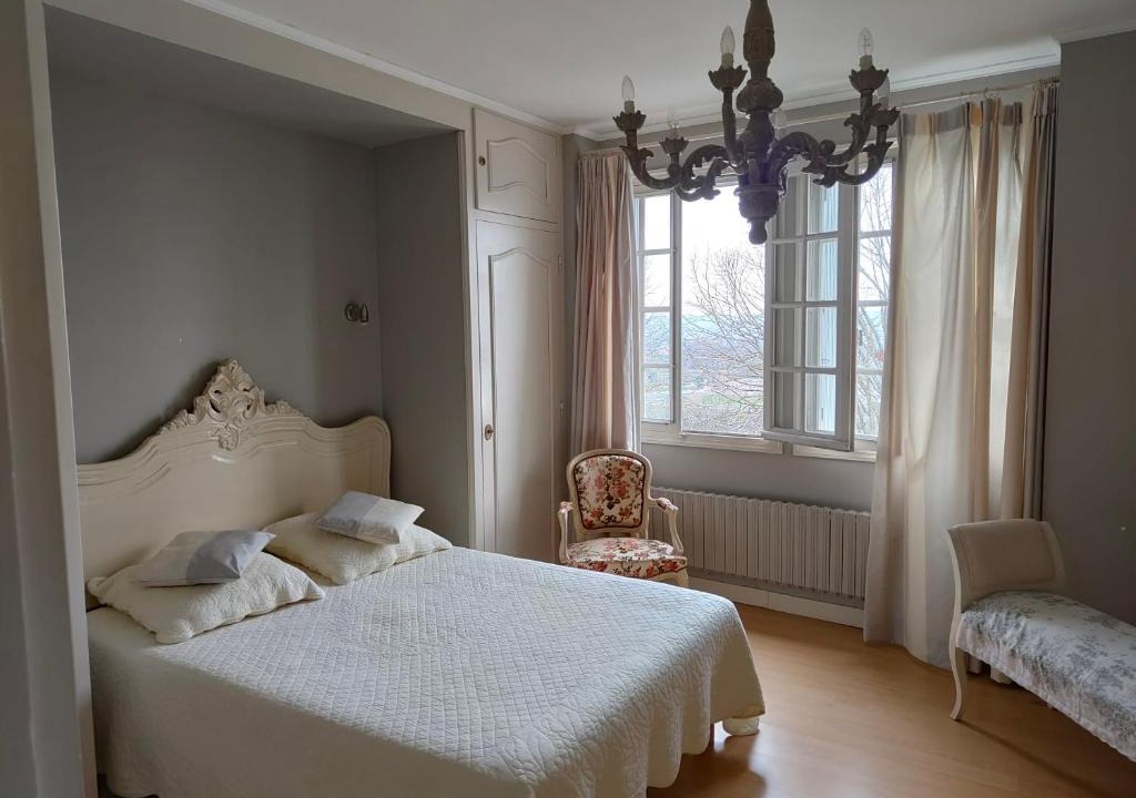 Saumur House | Chambre grise dans une demeure du 16ème à Saumur comprenant cuisine équipée