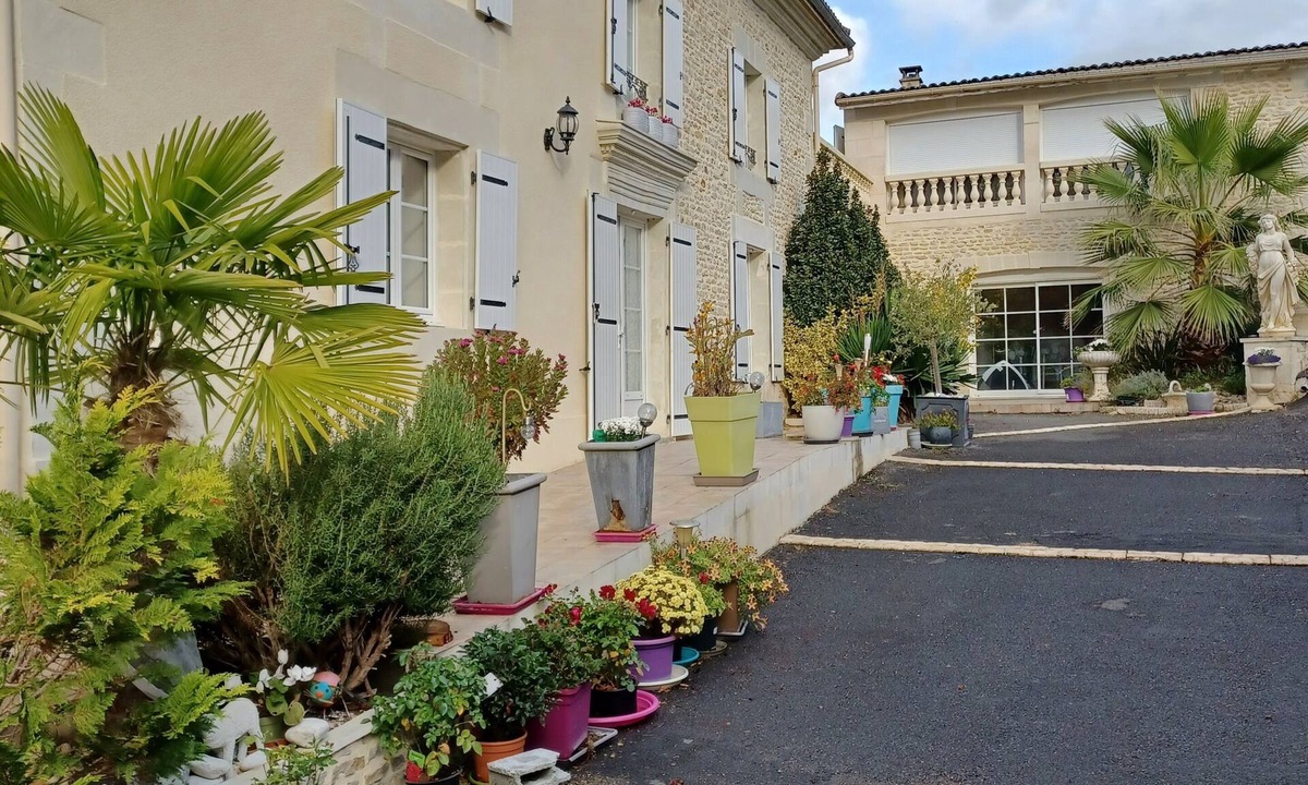Jaunay-Clan Bed & Breakfast | CHAMBRE HOTES LES ORCHIDEES 6 minutes from Futuroscope CHASSENEUIL 86360