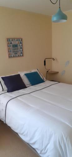 Saint-Julien-l'Ars Bed & Breakfast | Chambre indépendante et coin repas proche Futuroscope et Civaux