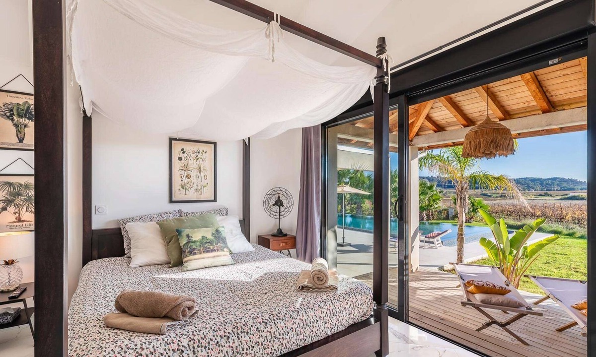 Plaissan Bed & Breakfast | Chambre "La Palmeraie" - Heated pool & SPA