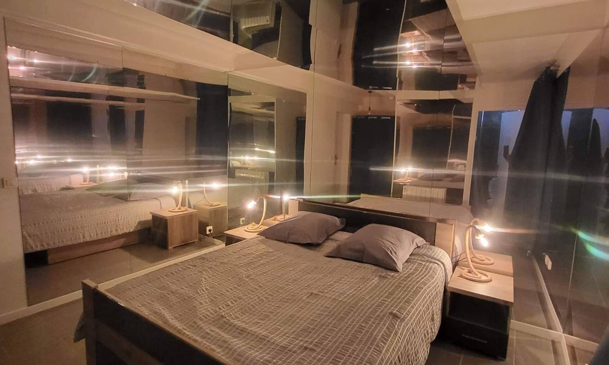 Les Chartreux Apartment | Chambre Miroir à 5 Minutes à Pied du Dôme de Marseille