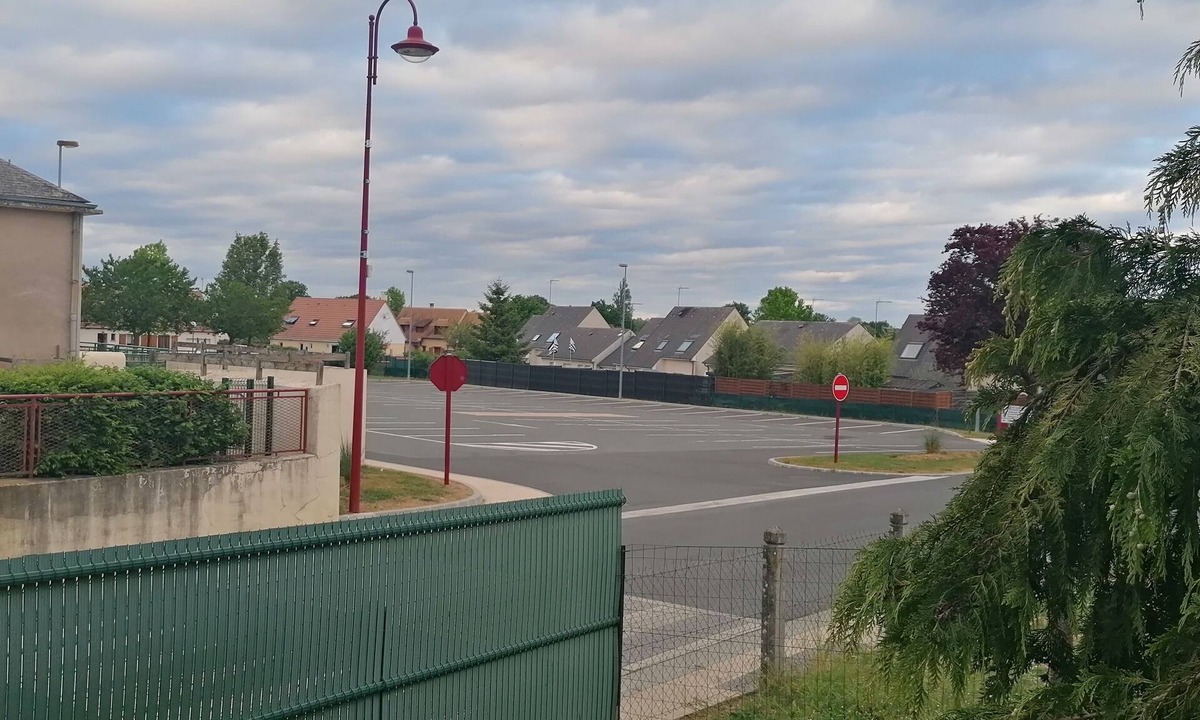 Savigne-lʼEveque House | Chambre parquet flottant