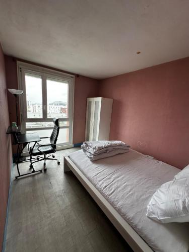 Villejuif Bed & Breakfast | Chambre privée avec lit king-size dans un appartement partagé à 5 min du métro 7 à Paris Orly