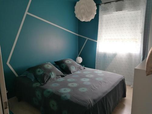 Doissin House | chambre privée bleue avec piscine