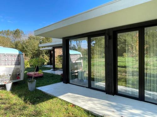 La Genevraye House | Chambre privée dans maison d'architecte face forêt