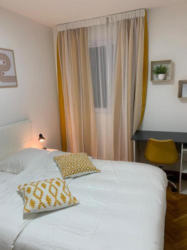 Bobigny Bed & Breakfast | Chambre Privée Face arrêt de Tram proche métro 5 Pablo Picasso, Chambres individuelles , La cuisine , le WC et la salle de bain sont en commun