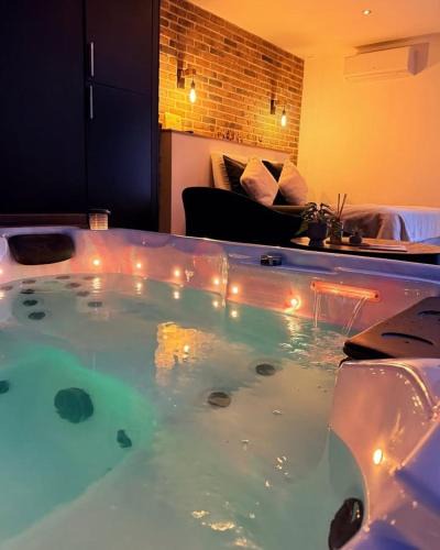 Ferriere-la-Grande Apartment | chambre romantique avec spa privatif