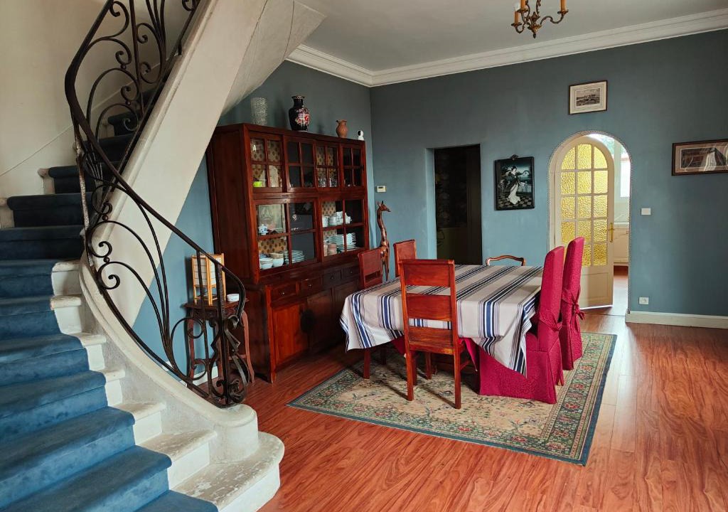Saumur House | Chambre rouge dans une très belle demeure du 16ème à Saumur comprenant cuisine équipée