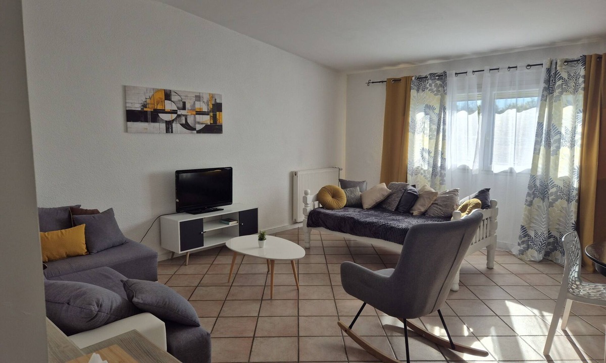 Crest Bed & Breakfast | Chambre Selena courtyard view