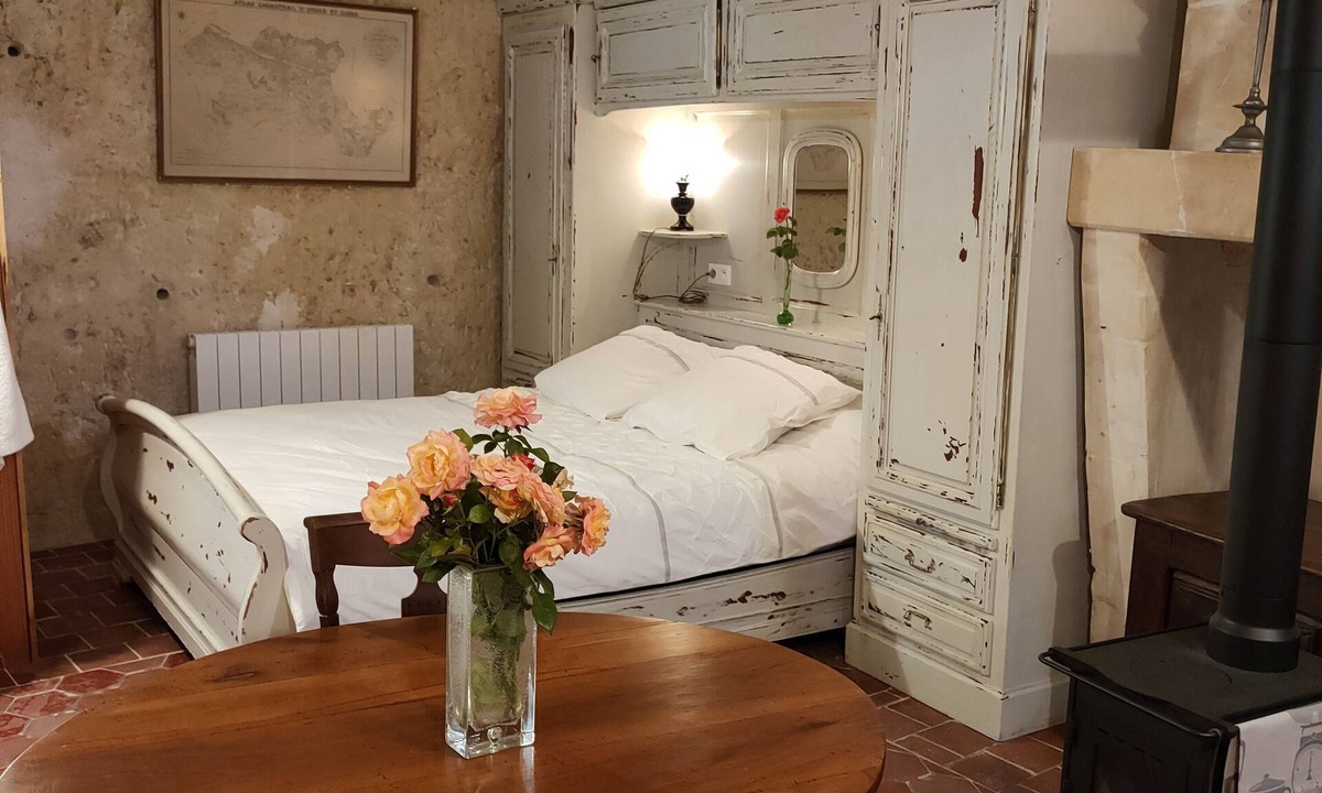 Loches Apartment | Chambre Troglodyte 26m² Proche des Chateaux de la Loire des Circuits a Velo