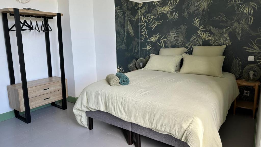 Villeneuve-Minervois House | Chambre Tropicale au Domaine de l'Aven