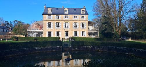 Saint-Martin-des-Entrees Bed & Breakfast | Chambres d'Hôtes Château de Damigny
