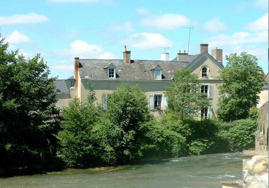 Montfort-le-Gesnois Bed & Breakfast | Chambres d'hôtes Le Pont Romain