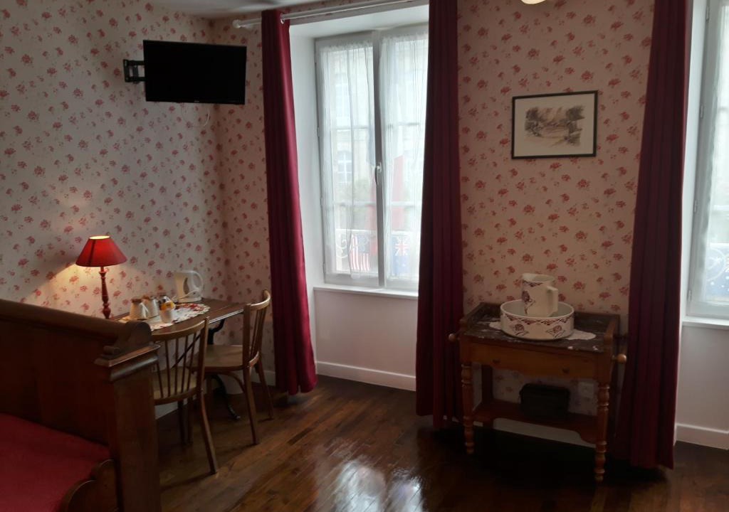 Sainte-Mere-Eglise Bed & Breakfast | Chambres d'Hôtes et Table d'Hôtes- Valentine 44