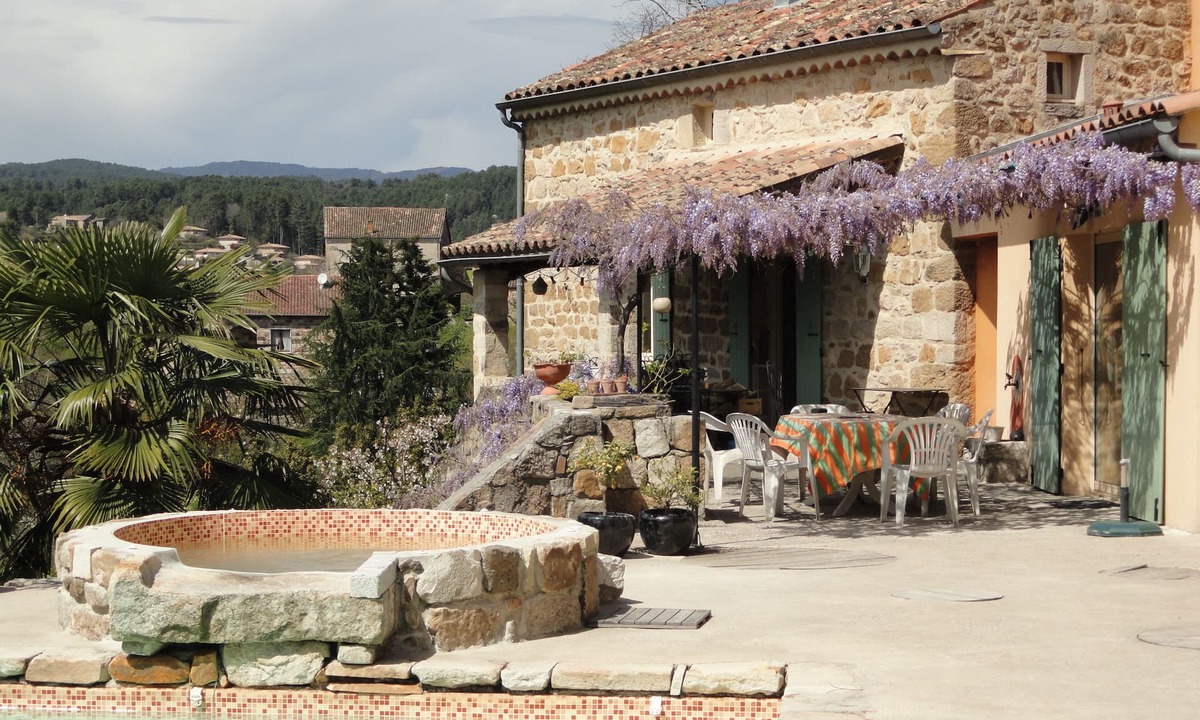 Joyeuse House | Chambres d'hôtes Au creux du Chambon