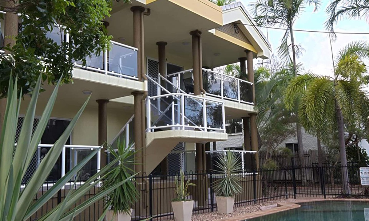 Arcadia Apartment | Champagne four on magnetic