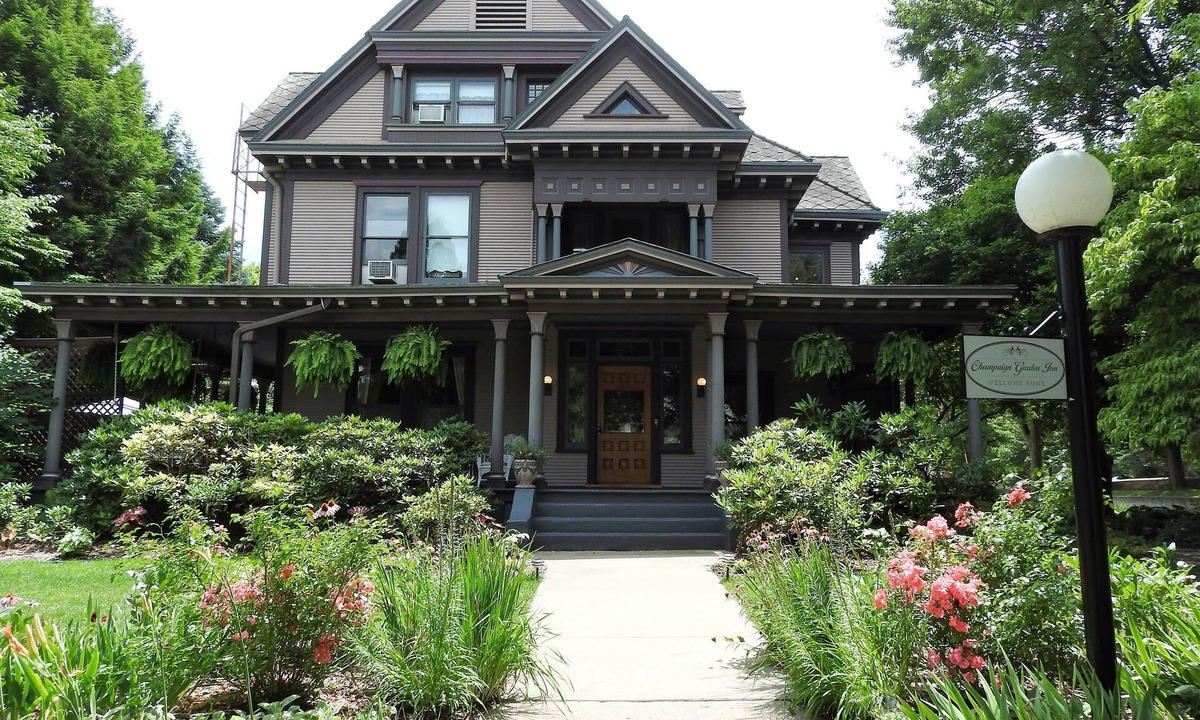 Champaign Bed & Breakfast | Champaign Garden Inn