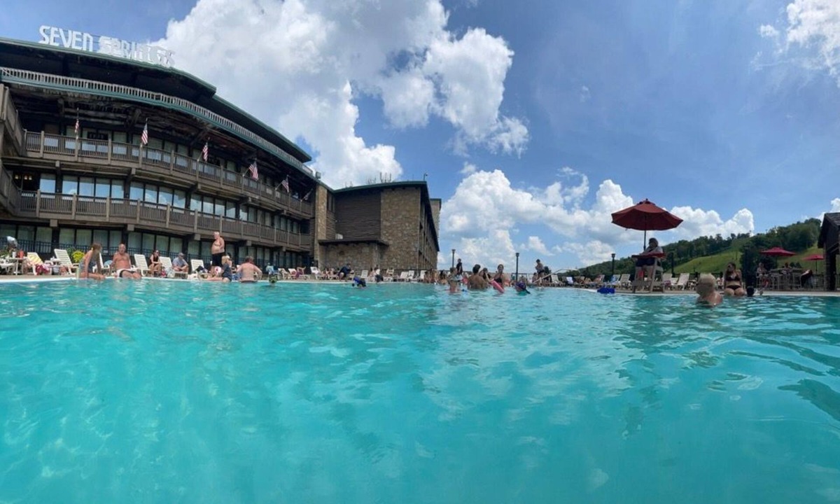 Seven Springs Hotel | Champion Hotel | King Suite + Separate Living Area