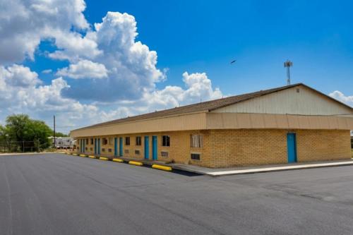 Amistad National Recreational Area Hotel | Champions Inn Del Rio TX Near US 90