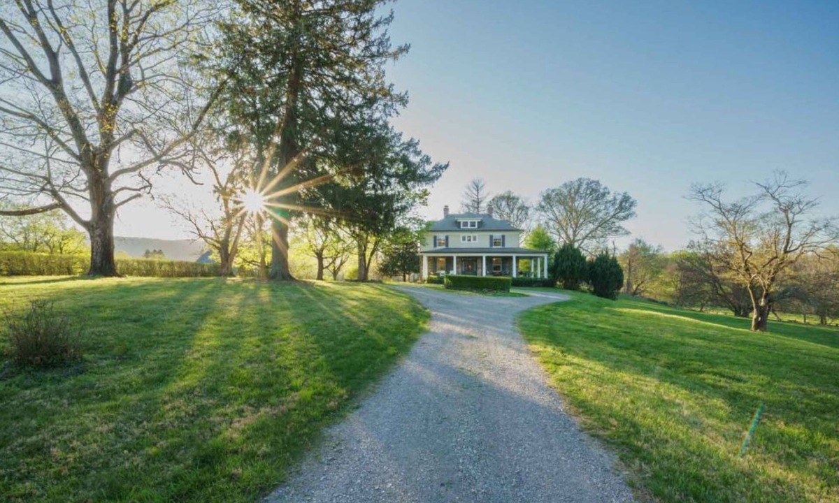 Coffeyville House | Chandelier Farmhouse in Historic Bluemont Virginia