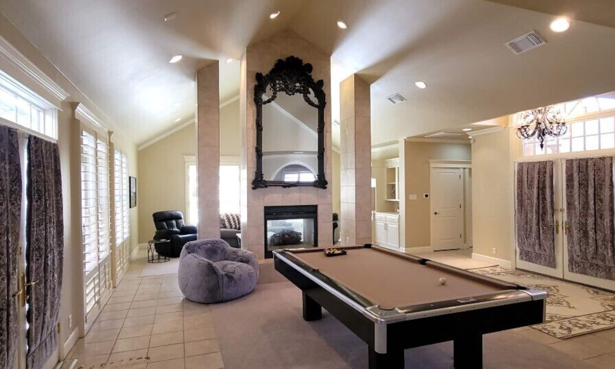 San Angelo House | Chandelier House in Texas