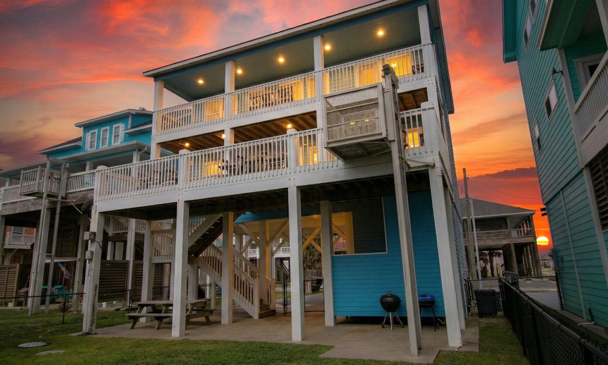 Port Bolivar House | Changes in Latitudes: 2nd Row Gulf Views/4BR, Sleeps 14