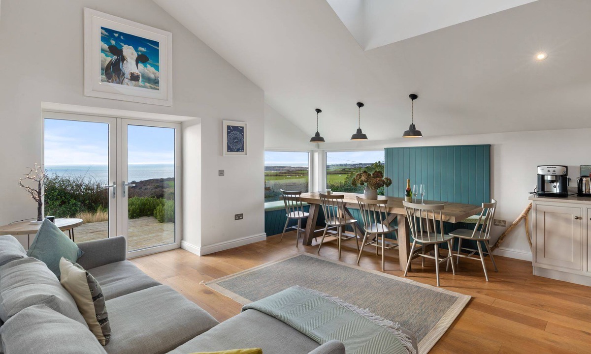 Crynant Apartment | Channel View - Luxury Cottages