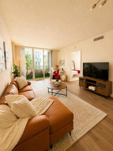 Channel District Apartment | Channelside Escape - Egg Chair Balcony - Walkable