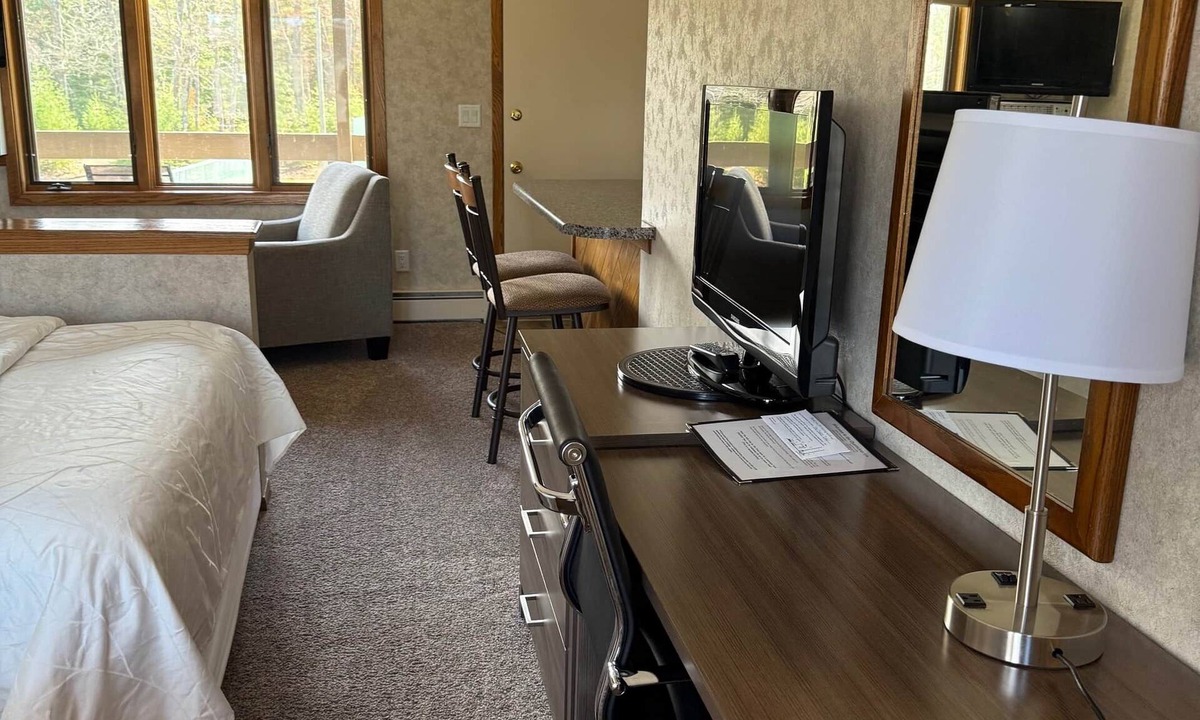 Eagle River Apartment | Chanticleer Inn 41