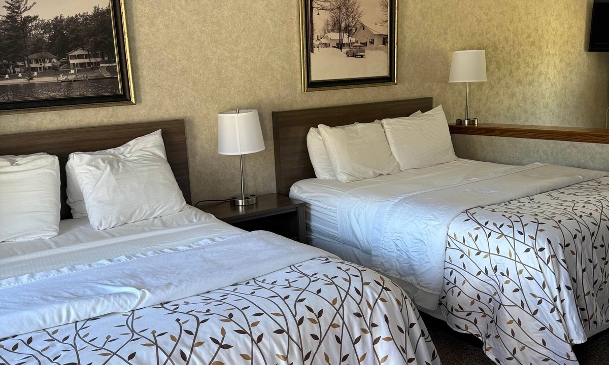 Eagle River Apartment | Chanticleer Inn 43