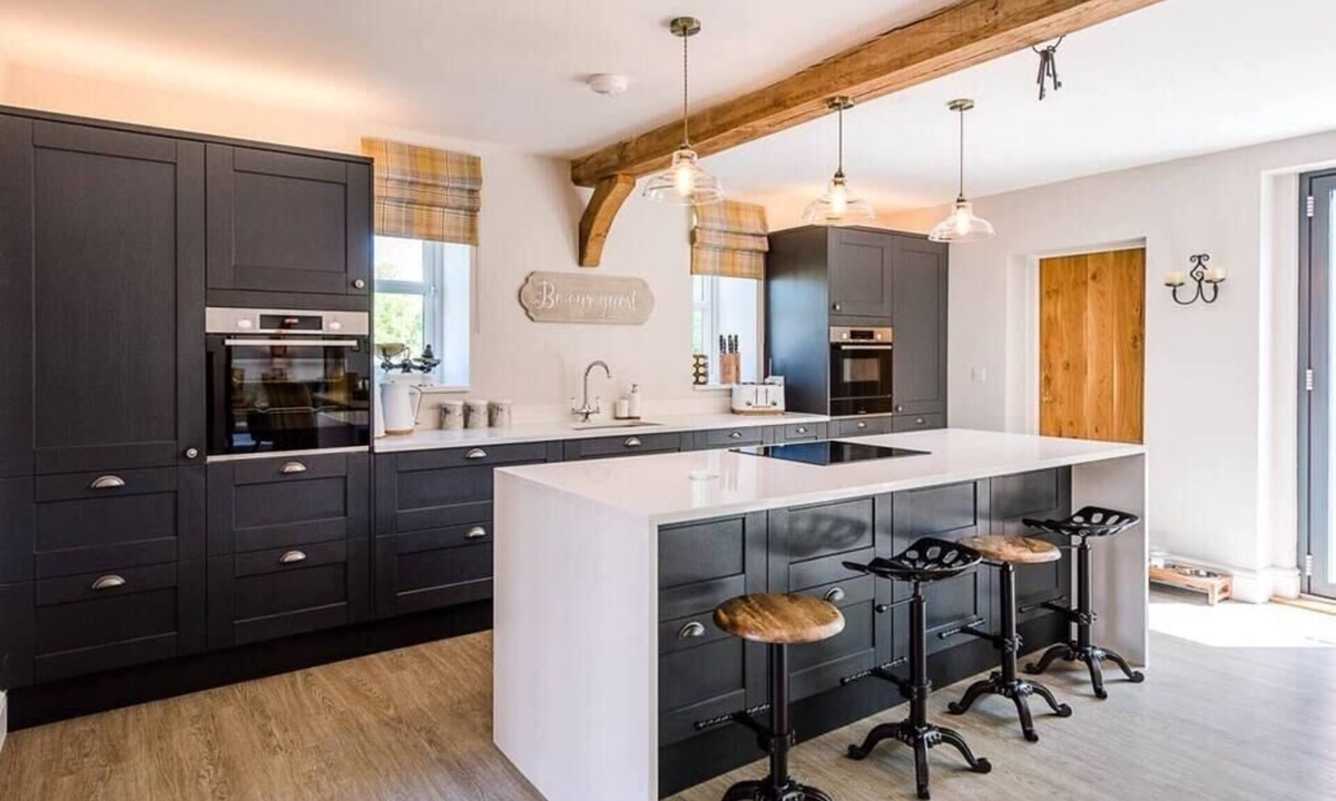 Ipswich House | Chapel Cottage, Hadleigh - with Hot Tub