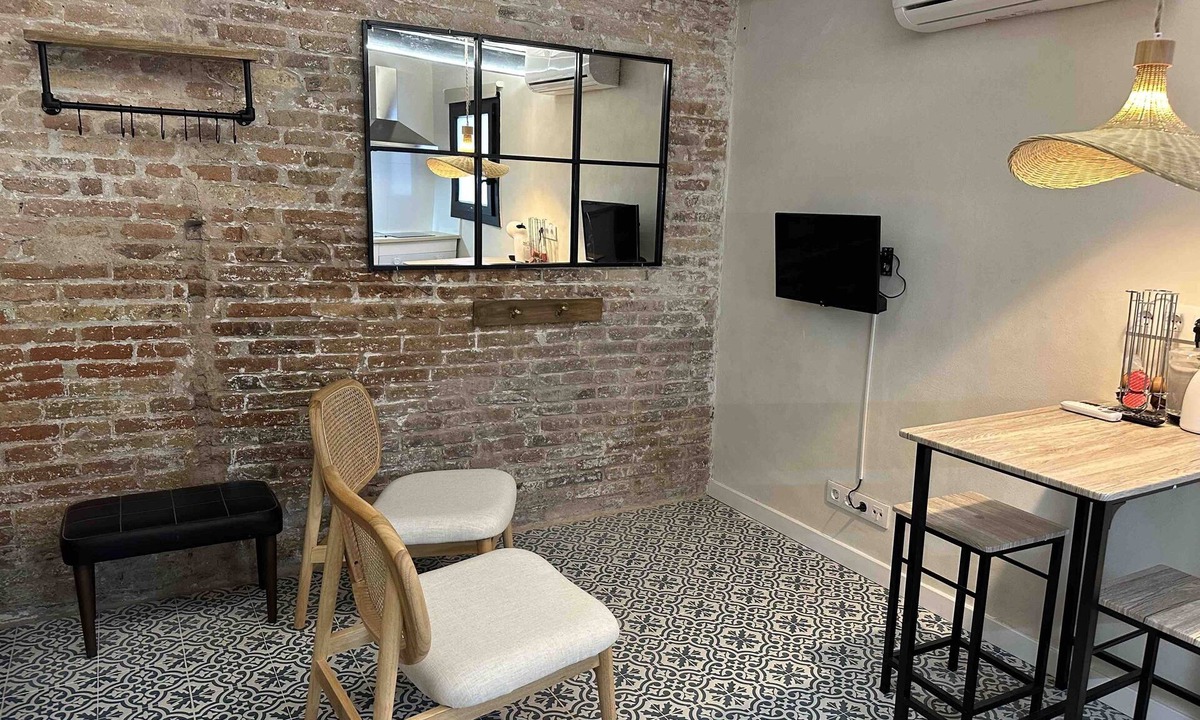 Collblanc y La Torrassa Apartment | Charming Apartment With Patio & Pool