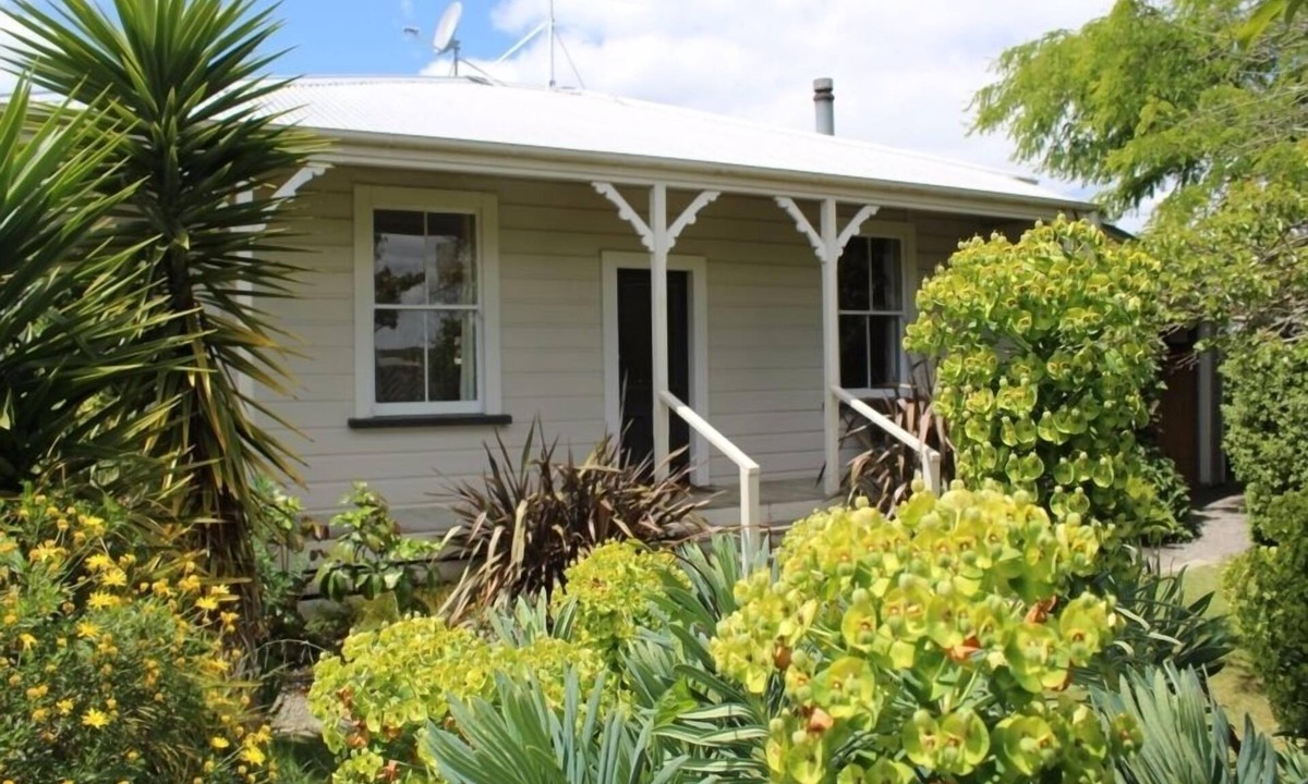 Martinborough Cottage | Character cottage stone's throw from The Square