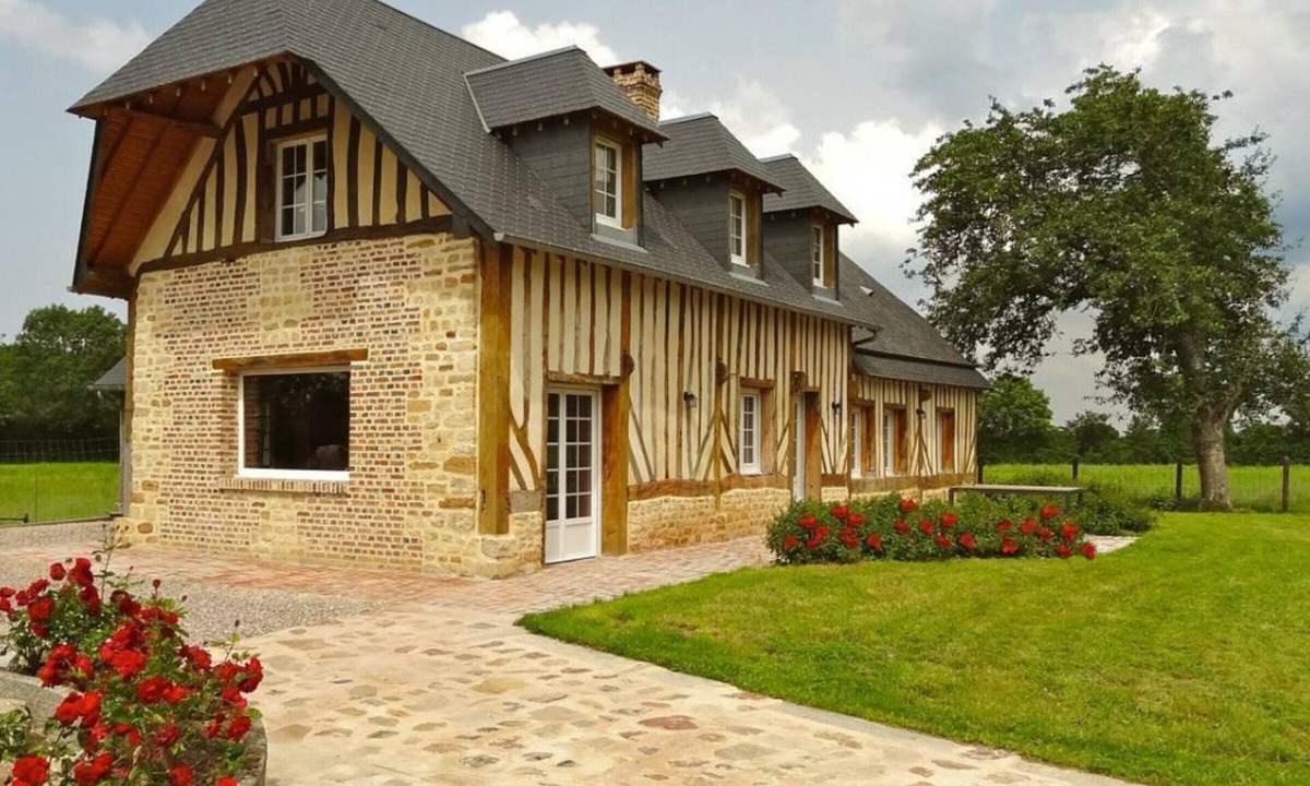 Crouttes Cottage | Character house in Crouttes with fireplace and pets allowed